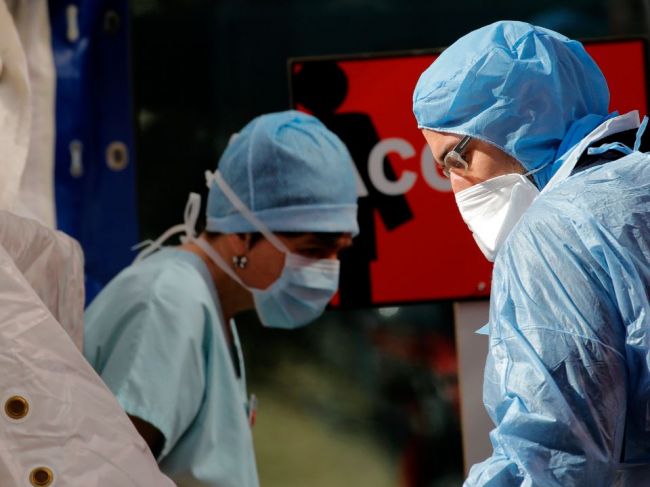 Lekári varujú: Parížske nemocnice sú takmer ochromené covidom