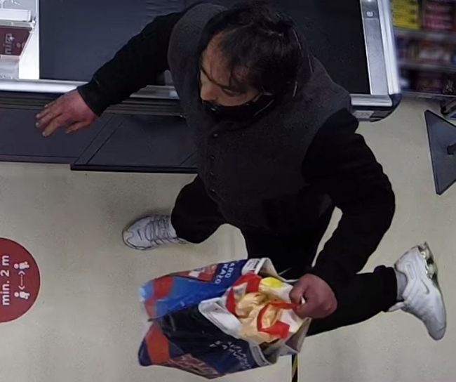 Polícia vyšetruje krádež 81 kusov bonboniér