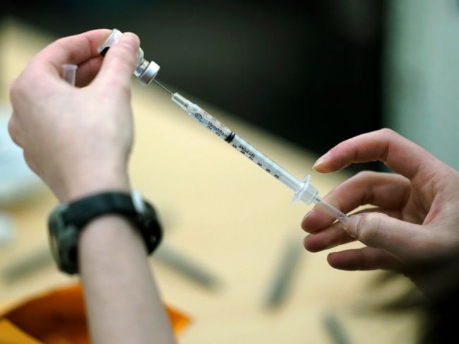 Britská štúdia: Už prvá dávka vakcíny predišla 62 percentám nákazy u dôchodcov