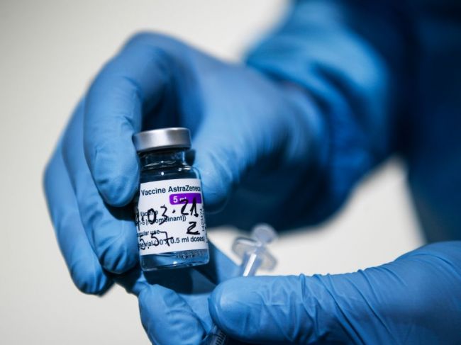 Nemecko hlási 21 prípadov krvných zrazenín po podaní vakcíny od AstraZenecy