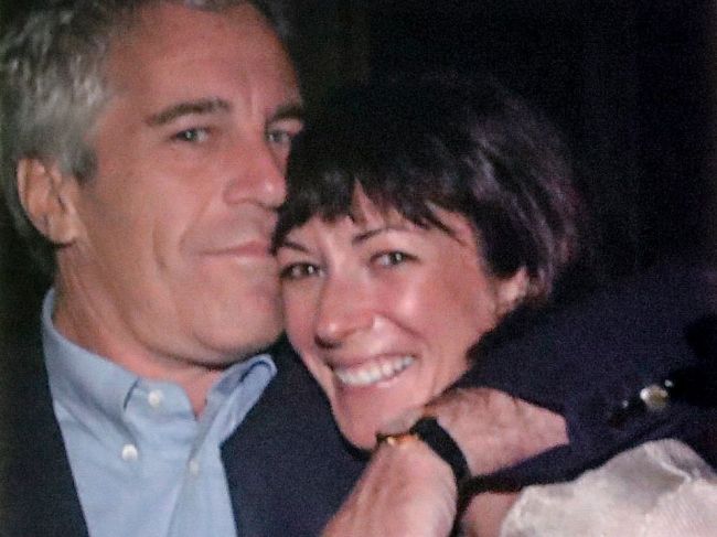 Kauza Epstein: Federálne úrady vzniesli voči Maxwellovej nové obvinenia