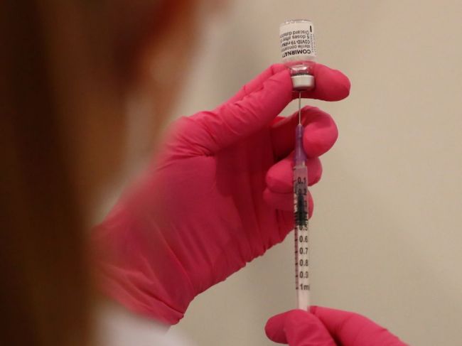 V Česku sa predlží interval medzi dávkami vakcíny proti COVID-19