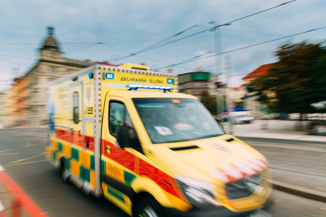 Dodávka v Prahe narazila do aút a zrazila niekoľko ľudí na zastávke
