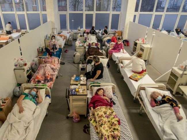 Ukrajina hlásila nový denný rekord v počte úmrtí, v Kyjeve sprísnia obmedzenia