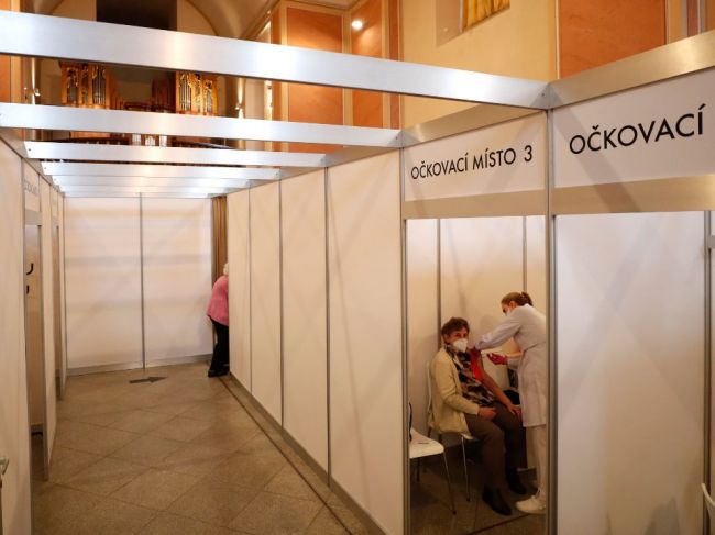 V Česku za posledný týždeň pribudlo šesť podozrení na úmrtie po očkovaní