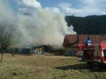 Pri požiari humna zasahujú tri desiatky hasičov