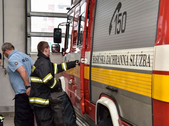 Viac ako 50 hasičov zasahuje pri požiari v Bratislave
