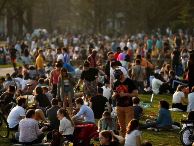 Z Belgičanov si vystrelili, že môžu prísť na koncert. Tisíce ľudí rozháňala polícia