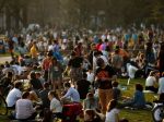 Z Belgičanov si vystrelili, že môžu prísť na koncert. Tisíce ľudí rozháňala polícia