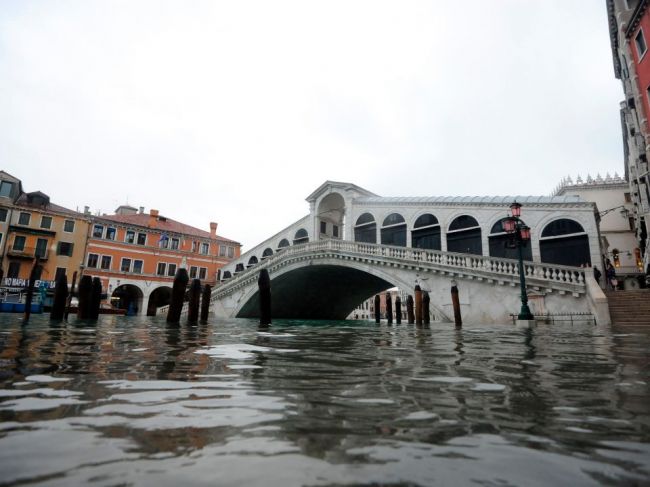 Výletným lodiam zakázali vstup do historického centra Benátok