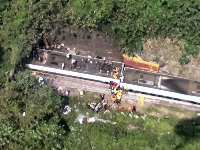 VIDEO: Pri vlakovej nehode zomrelo podľa hasičov najmenej 41 ľudí