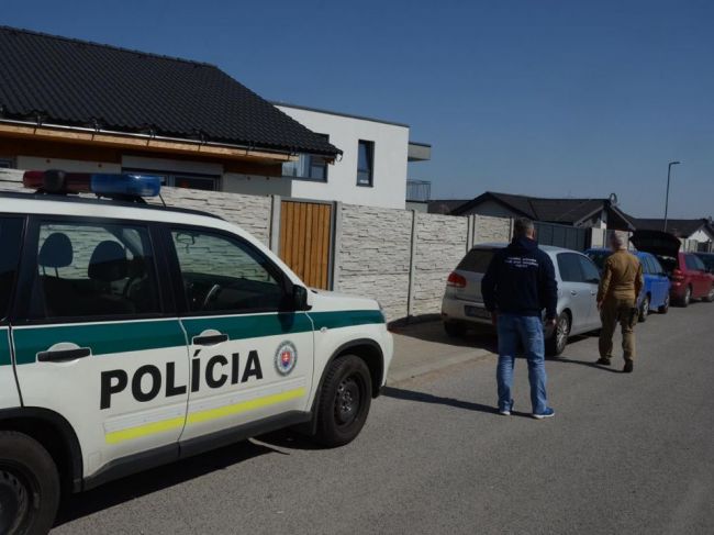 Národná jednotka rozložila organizovanú skupinu, ktorá mala cudzincom vybavovať povolenie