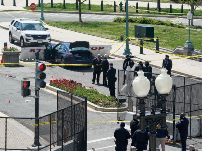 Vozidlo vo Washingtone vrazilo do bariéry pred sídlom Kongresu, zranilo dvoch policajtov