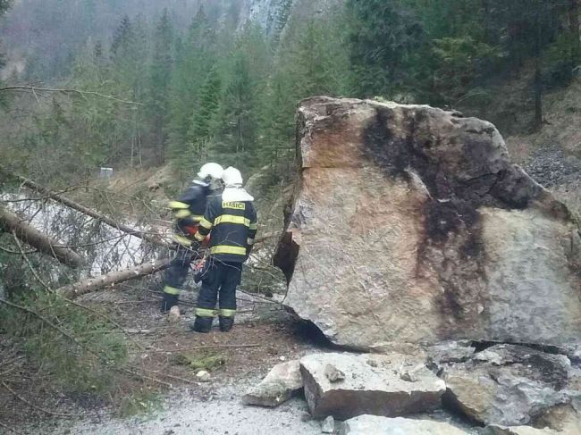 FOTO: Cestu do Vrátnej doliny zablokoval balvan, už ju sprejazdnili