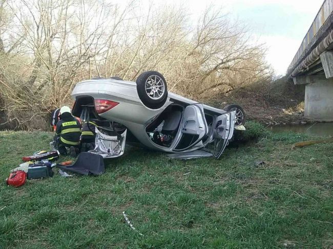 FOTO: Pri tragickej dopravnej nehode skončilo osobné motorové vozidlo na streche