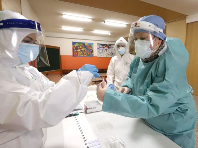 Počet úmrtí na COVID-19 prekročil na Slovensku hranicu 10-tisíc