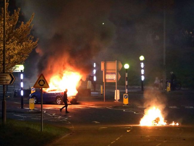 V Severnom Írsku sa opäť konali výtržnosti, do policajtov hádzali zápalné fľaše