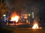 V Severnom Írsku sa opäť konali výtržnosti, do policajtov hádzali zápalné fľaše