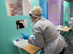 Británia zavádza testovanie na koronavírus dvakrát týždenne zdarma pre všetkých