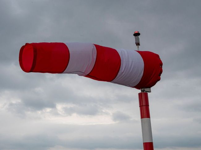 SHMÚ: Na severe a západe Slovenska môže v pondelok silno fúkať