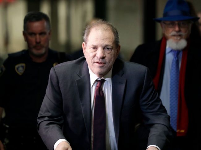 Weinstein sa odvolal proti rozsudku, ktorý ho poslal za mreže na 23 rokov