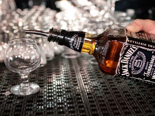 Americkí kongresmani chcú presadiť zrušenie ciel na americkú whisky