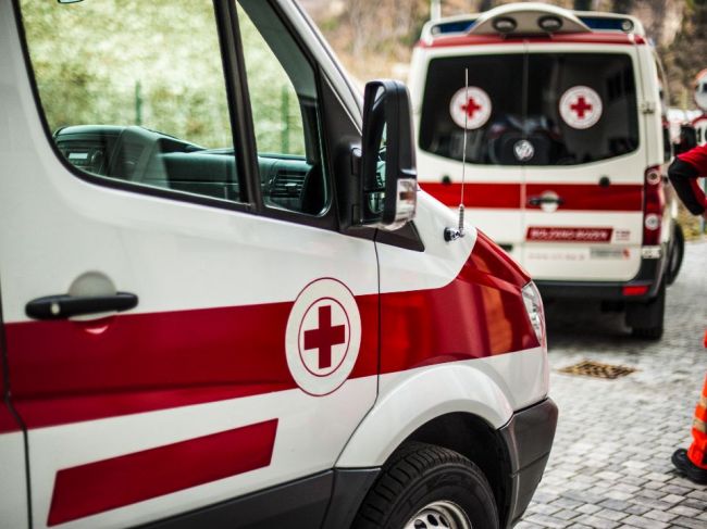 Zomrel ranený z horiacej nemocnice, odkiaľ evakuovali 37 ľudí