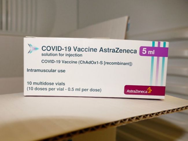 ŠÚKL: Prínosy vakcíny od AstraZeneca aj naďalej prevyšujú jej riziká