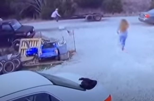 Video: Muž skočil do idúceho vozidla, takto zabránil nehode