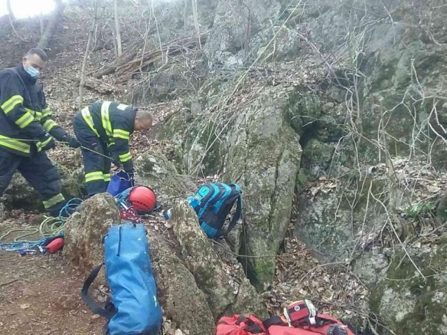 Hasiči zachraňujú osobu z jaskyne v ťažko dostupnom teréne