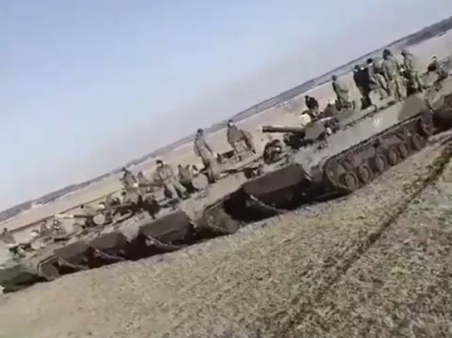 Video: Ruská armáda je pripravená na konflikt. Takto to vyzerá na hranici s Ukrajinou