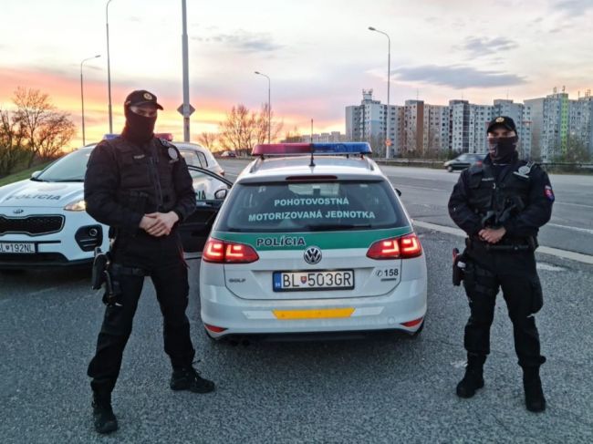 Polícia zachránila ženu, ktorá chcela skočiť z 12. poschodia