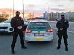 Polícia zachránila ženu, ktorá chcela skočiť z 12. poschodia
