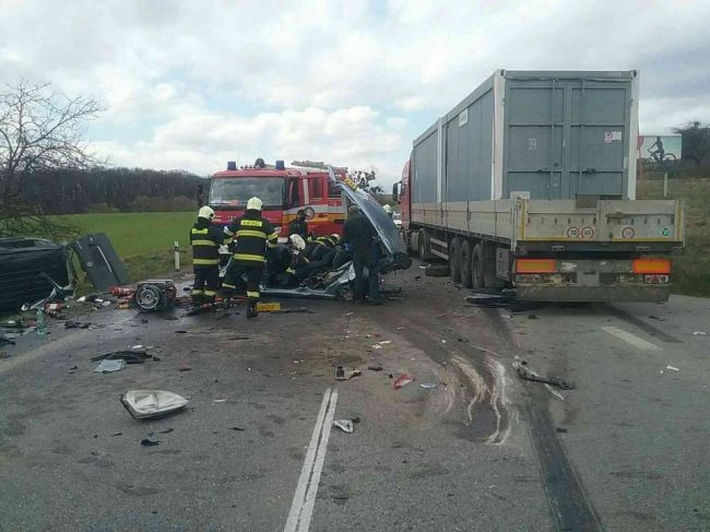 Hasiči asistujú pri vážnej nehode kamióna a dvoch osobných áut