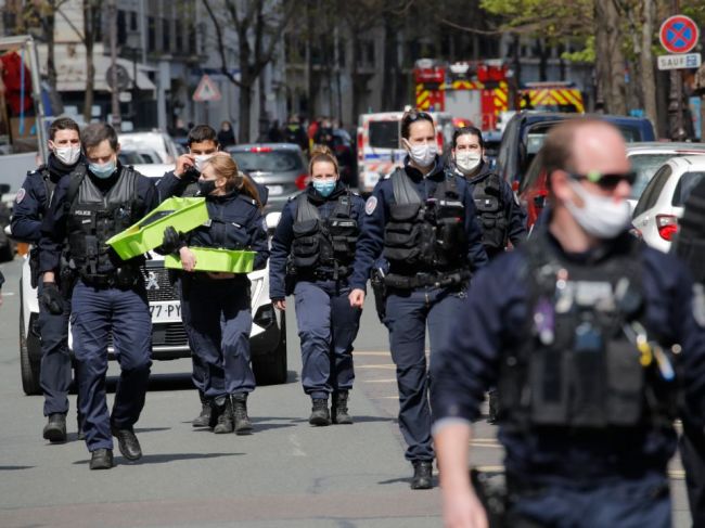 Pred Parížskou nemocnicou sa strieľalo, útočník ušiel na motorke