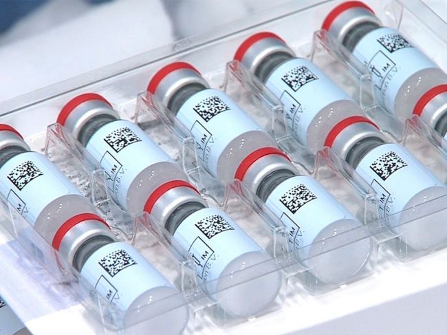 Johnson & Johnson po úmrtí pacienta zastavuje používanie vakcíny v Európe