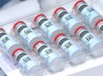 Johnson & Johnson po úmrtí pacienta zastavuje používanie vakcíny v Európe