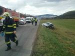 Všetky záchranné zložky zasahovali pri zrážke auta a autobusu