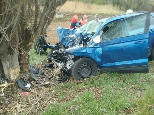 Osobné auto narazilo do stromu, nehoda skončila tragicky