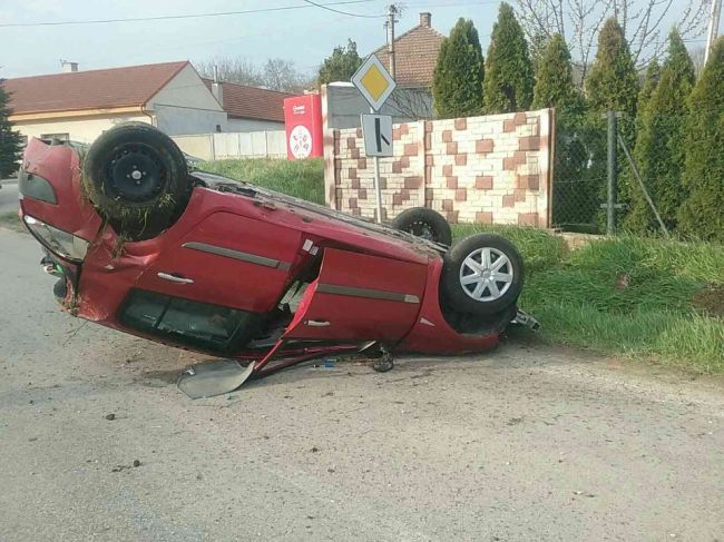 FOTO: Pri dopravnej nehode skončilo osobné motorové vozidlo na streche