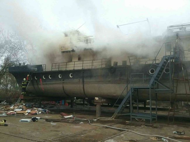 Hasiči zasahujú pri požiari starej lode v bratislavskom Vlčom hrdle