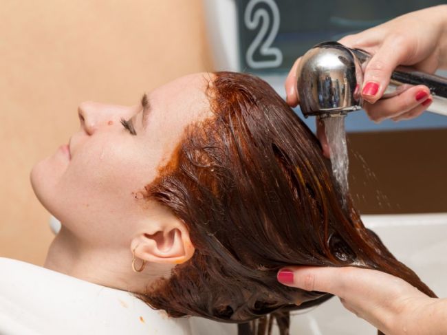 Ako predĺžiť výdrž farby na vlasoch? Kaderník opisuje najčastejšie chyby 