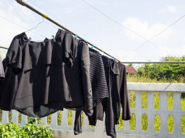 Sušenie tmavého oblečenia vonku a ďalšie chyby, ktoré robíme po praní