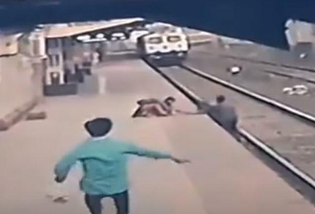 Video: Železničiar riskoval život, aby zachránil dieťa pred vlakom