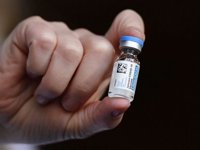 EMA odporučila uviesť krvné zrazeniny ako vedľajšie účinky vakcíny J&J