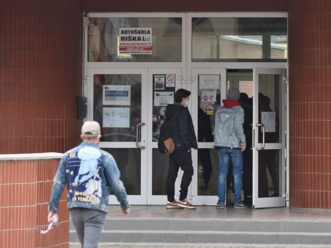 Do škôl sa k pondelku vrátilo viac ako 407.000 žiakov