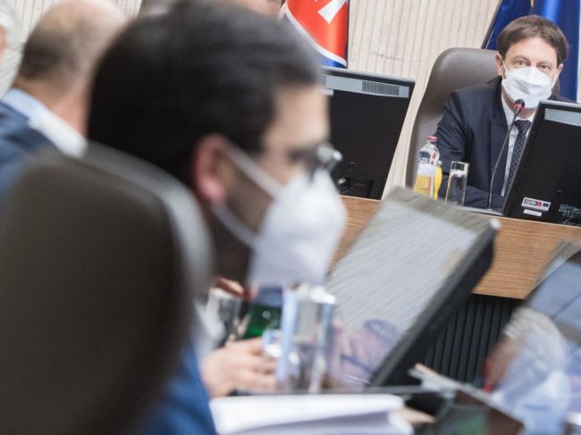 Vláda dala zelenú ďalšiemu odkladu splatnosti poistného za apríl 