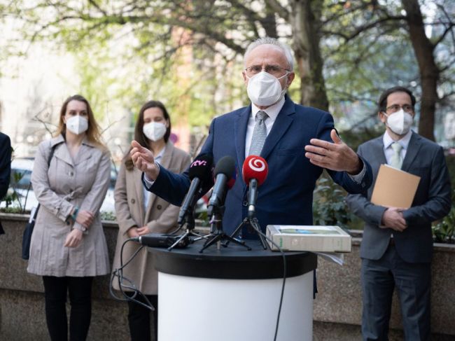 Mičovský víta petíciu Za živú krajinu, prevzal si ju od enviroorganizácií