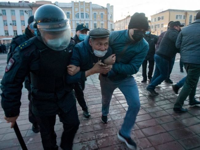 Na protestoch za prepustenie Navaľného zadržali už vyše 300 ľudí