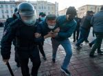 Na protestoch za prepustenie Navaľného zadržali už vyše 300 ľudí